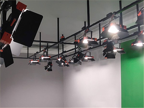 湖南应用技术学院110㎡实景+虚拟演播室灯光工程