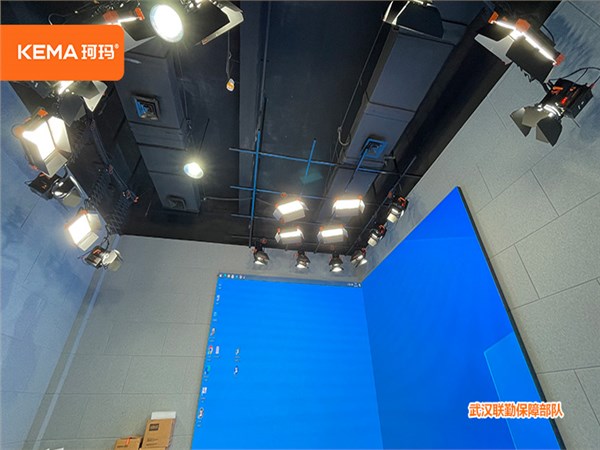 联勤保障部队虚拟演播室灯光安装：54平直播间用什么灯具布光