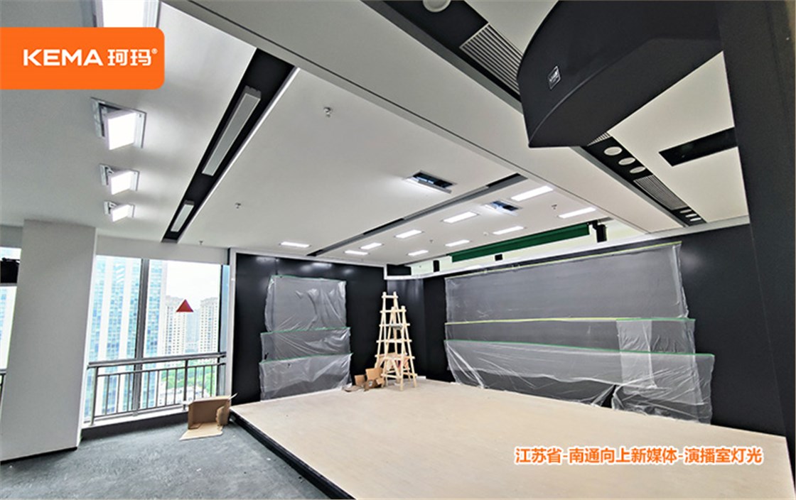 江苏省-南通向上新媒体-演播室灯光 (3)