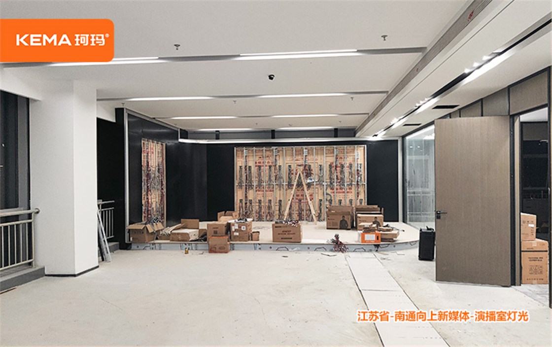 江苏省-南通向上新媒体-演播室灯光 (8)